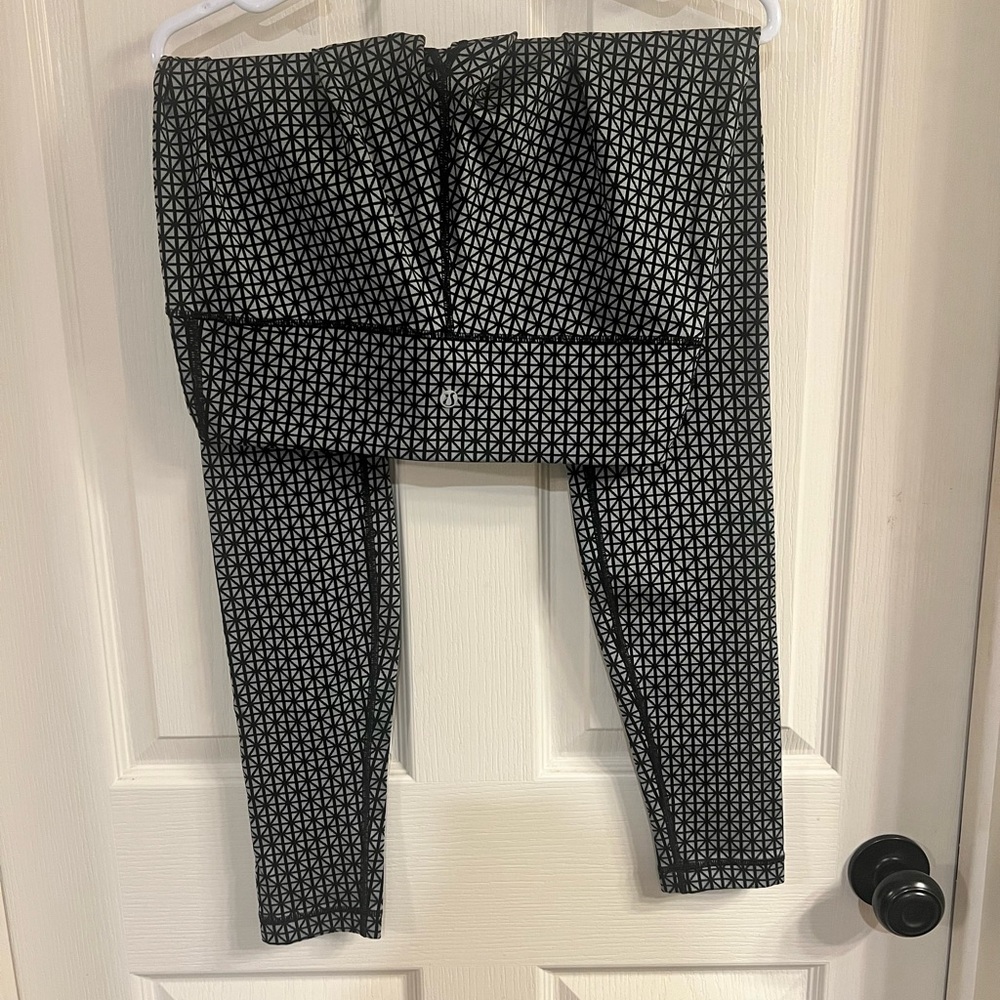 Lululemon wunder under tights size 6